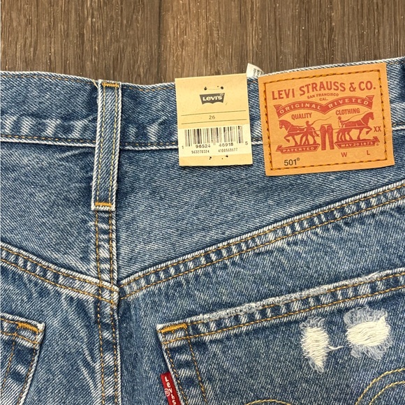 Levi’s 501 High-Rise Distressed Denim Shorts - Size 26 NWT - Picture 3 of 5